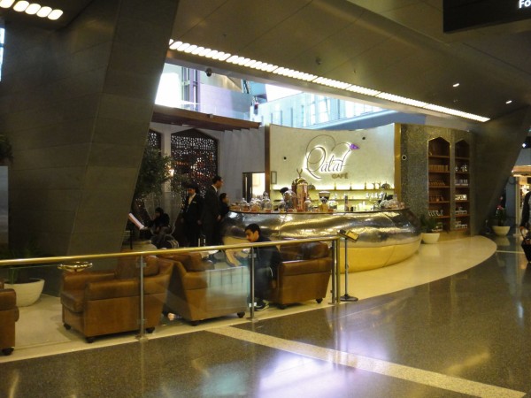 ドーハ ハマド空港のカフェでごはん Ol Happyaa のブログ