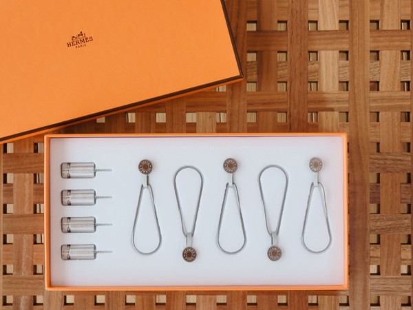 スカーフを飾るために「エルメス」のハンギングシステムを入手