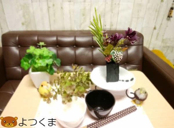 今月の新作発表 黒炭の花飾り新作登場 濃い紫の花とユーカリ 四つ葉のくまさんの癒しのお花 時々お料理日記