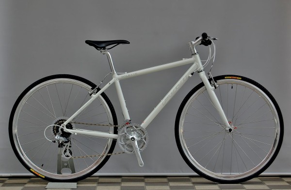 クロスバイク FUJI  PALETTE  ホワイト Amazon | FUJI(フジ) PALETTE 700x28C 3x8speed クロスバイク