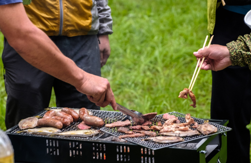 衝撃動画 Youtuberさん 家の中で発泡スチロールの上でbbqするというトンデモ行為をする ガチでヤバイことに はちま起稿