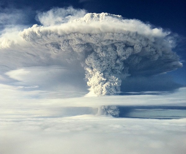 画像あり インドネシアの噴火で火山雷が発生 ヤバすぎて完全に 世界の終焉 はちま起稿
