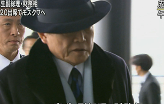 麻生太郎副総理がローソン前でアイスを食べてる と話題に この姿 完全に はちま起稿 麻生太郎副総理がローソン前でアイスを食べてる と話題に この姿 完全に はちま起稿