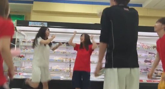 ﾊﾞｶｯﾀｰ 青山学院大学の飲みサークルがスーパーの店内で踊りだすサンバゲームを披露して炎上 ただの営業妨害だこれ はちま起稿
