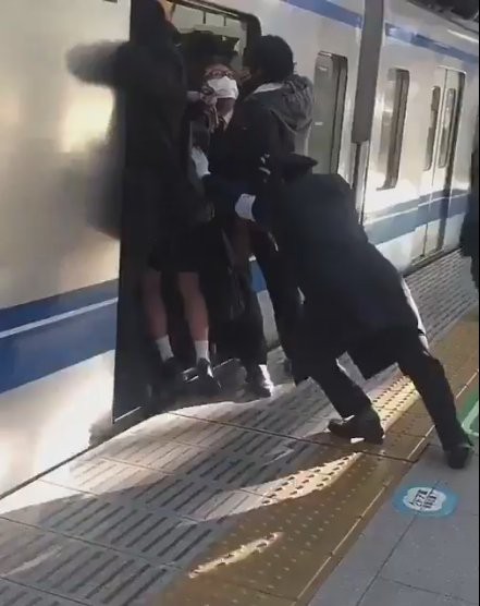 日本の闇 駅員3人がかりで満員電車にギュウギュウに人を詰め込む動画が話題に はちま起稿