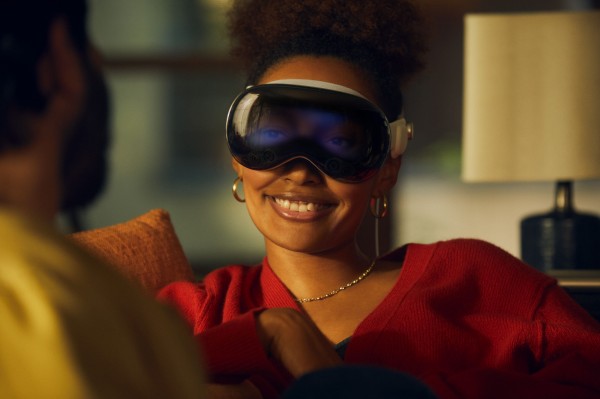 Apple-Vision-Pro-availability-lifestyle-EyeSight