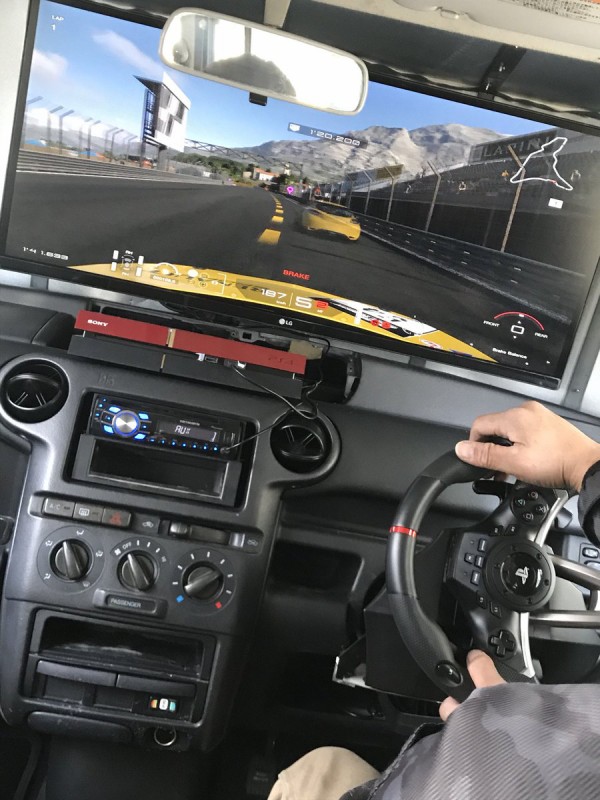 車を改造してレースゲーム専用コントローラにしてしまう人が日本にも登場ｗｗｗｗｗｗ フロントガラスが全部モニターになっててスゲェ はちま起稿