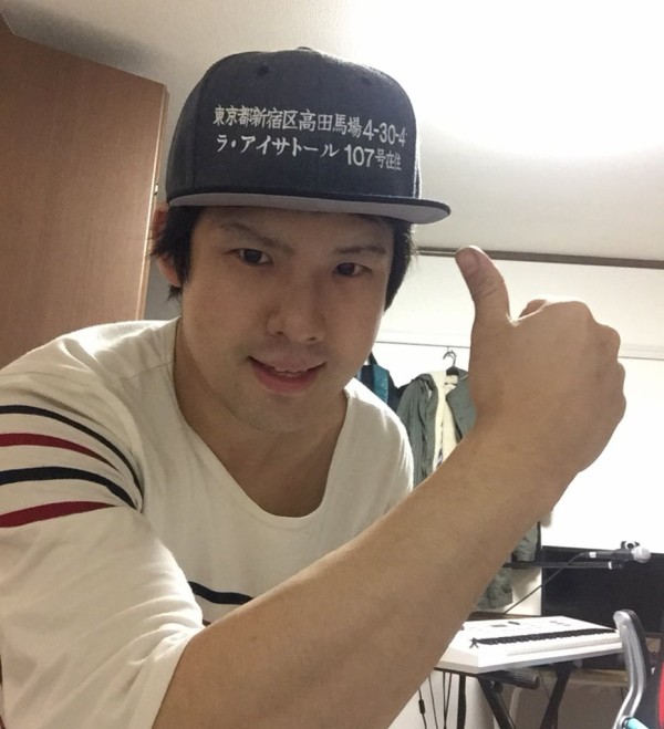 弾き語りで有名なニコ生主 ゆゆうたがとんでもない帽子をプレゼントされる 個人情報盛りすぎなその帽子を喜んで被ってツイッター投稿ｗｗｗｗｗｗ はちま起稿