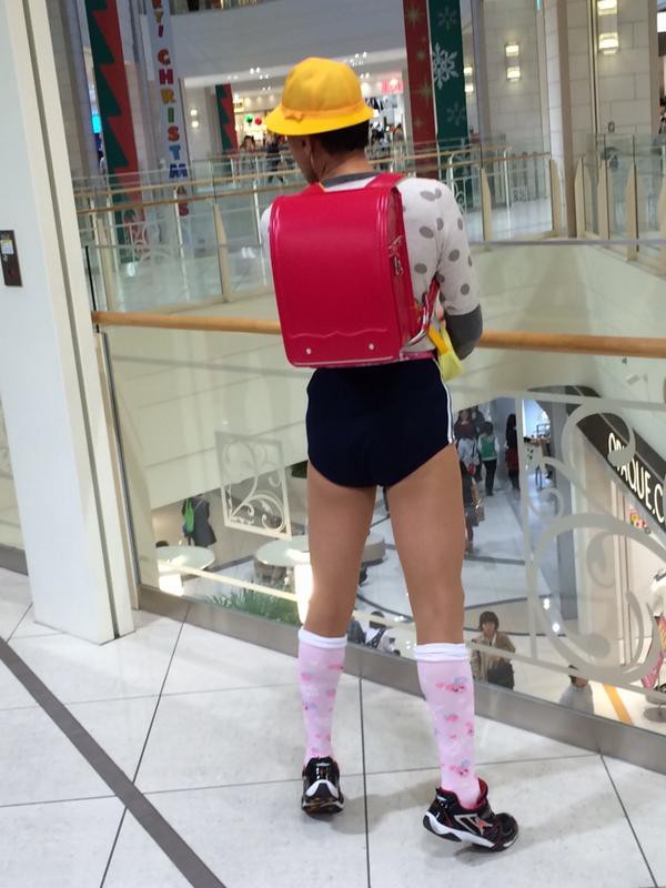 けいさつ 赤いランドセルにブルマ姿の男の娘が大阪のショッピングモールに出現 キレイな脚で破壊力抜群 はちま起稿