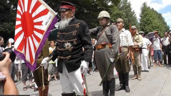 悲報 靖国神社 コスプレおじさん達のワンダーランドと化してしまう 海外で報道されてしまう事態にｗｗｗｗｗ はちま起稿