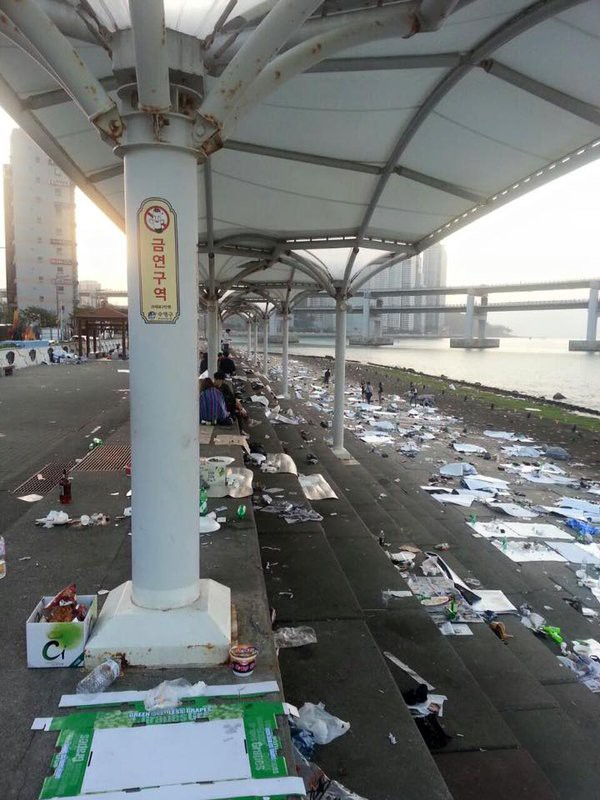 民度ヤバイ 韓国の海辺公園がゴミだらけ 飲み食いして何も片付けずに帰っていく異様な光景が連日続く はちま起稿