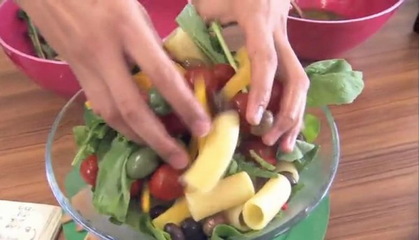 神回 もこみちさん Moco Sキッチンでオリーブの実 オリーブオイル 追いオリーブという最強サラダを生み出す はちま起稿