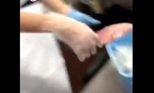 動画 くら寿司 の高校生アルバイトが食材の刺身をゴミ箱に放り捨てる動画をアップして大炎上 その捨てた刺身を黙って客に提供か はちま起稿