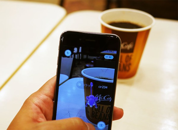 悲報 マクドナルド 助けて ポケモンgoをやるためにコーヒー1杯で長居する客ばかりで客単価が減ってるの はちま起稿