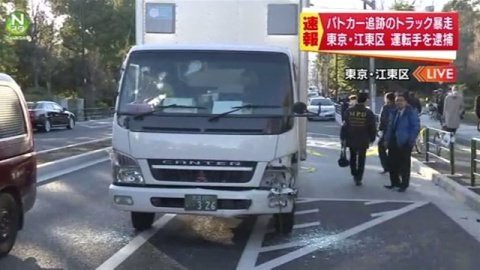 東京都江東区でトラックとパトカー10台以上がカーチェイス 破壊されたパトカーもあり現場は騒然 はちま起稿