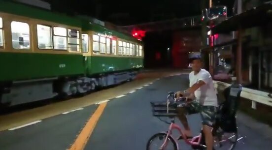 動画 江ノ電の貴重な試運転に撮り鉄が殺到 なにも知らない外人ニキが自転車でカットインして鉄オタブチギレｗｗｗｗｗｗｗ はちま起稿