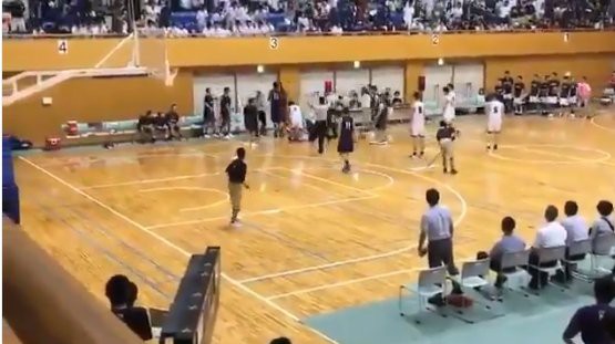 動画 高校バスケの試合で留学生の黒人選手が審判を殴り飛ばす なんだよこれ 恐すぎ はちま起稿