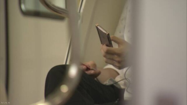 酷い 電車内でスマホゲームをしていた男 隣に座っていた女性にひじで押されたためブチギレ とんでもない行動に出て逮捕 はちま起稿