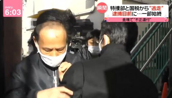 衝撃動画 脱税逮捕直前で逃走した男性 慌てすぎてカツラが盛大に外れて光る頭頂部を全国放送で晒してしまうｗｗｗｗｗ はちま起稿