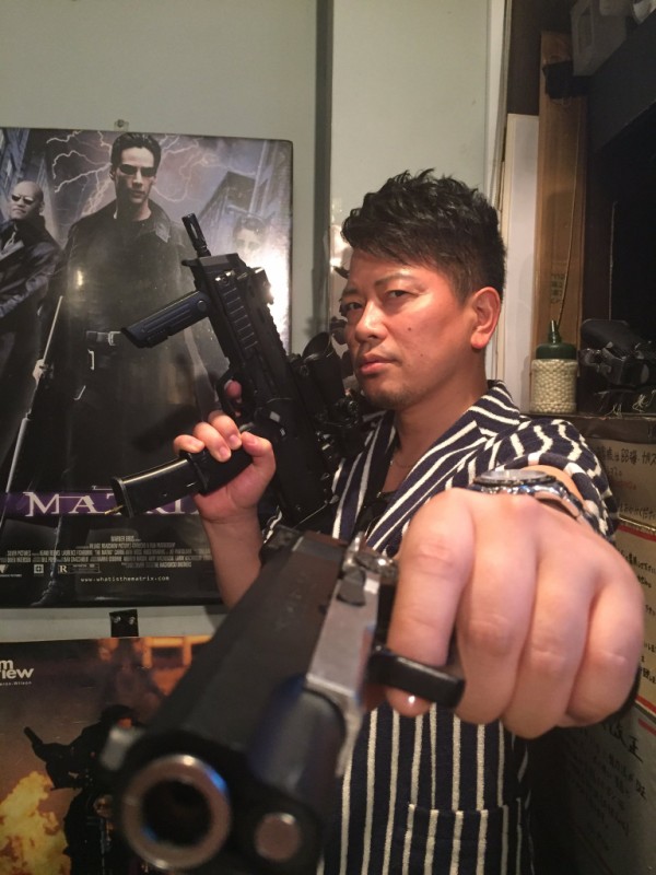 宮迫博之さん モデルガンのトリガーに手をかけ銃口向けた写真で大炎上 反省と反論 はちま起稿