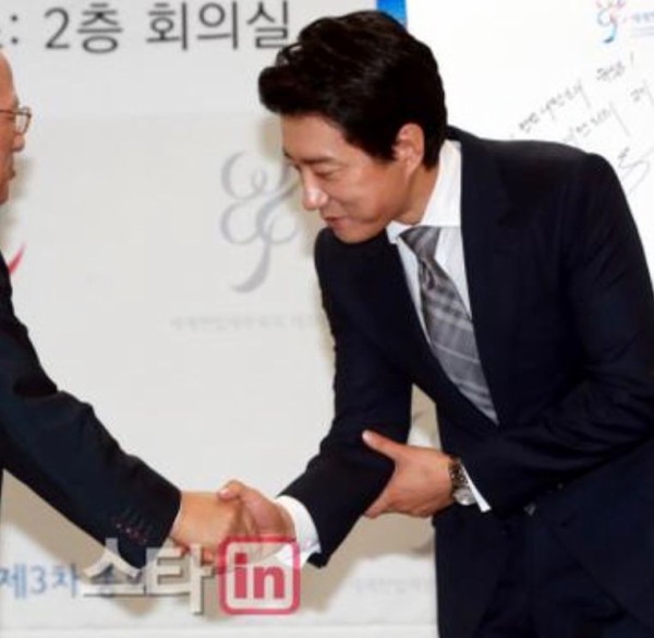 ポケモン剣盾 人気ジムリーダーのサイトウが朝鮮式握手をしていると話題に 韓国版公式サイトではカラテからテコンドー使い手に変更 はちま起稿