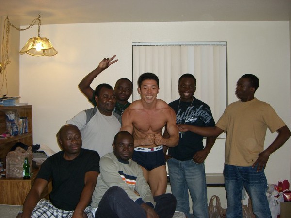 小島よしおさん きょうからニューヨークに短期留学 目的は語学習得 全裸ヨガなど はちま起稿