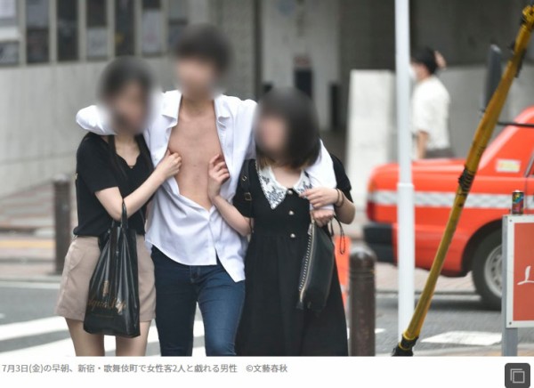 新宿 歌舞伎町で女性2人と戯れる男の写真が衝撃的すぎると話題にｗｗｗ どうやったらこんなことできる人生になるんだ はちま起稿