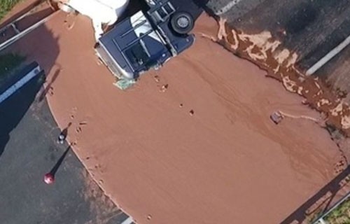 悲惨 液状のチョコレート12トンを運んでいたタンクローリーが転倒 道路にチョコが溢れ出し冷えて固まるという最悪の事態に はちま起稿