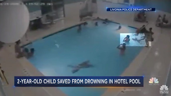 2歳の男児が混みあったプールで溺れているのに 真横の人すら気付かない事実が教えてくれる教訓 ハトポ