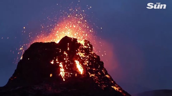 迫力の映像 アイスランドの活火山噴火の様子がドローンで撮影される ハトポ