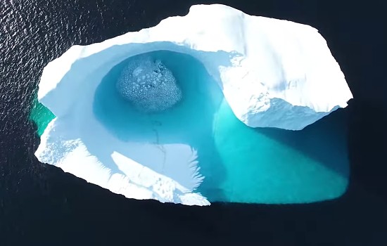 カナダ近海で漂う氷山の一部が美しすぎて泳ぎたくなってしまう映像 ハトポ