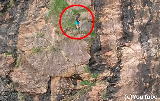 崖の上でヤギを捕まえようと追いかけていた少年が落下してしまう映像 ハトポ