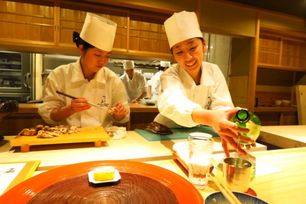 銀座 料理界のなでしこjapan現る 一流の腕とエンターテイメントが光る世界初の 女性割烹料理店 が本当にすごかった つるとかめ 恵比寿 銀座大好き 新米フードアナリスト ハツのブログ