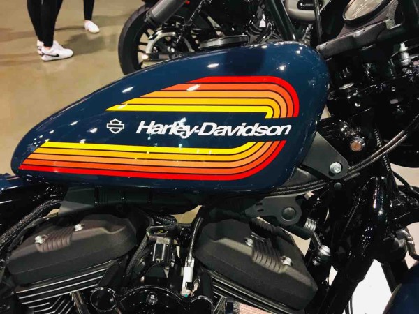 XL1200NS タンクロゴのカラーが変わります！ : ハーレーダビッドソン