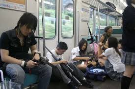 なぜ若者は電車の中で平気で飲み食いするのか 社会とテレビメディア 不惑のコラム