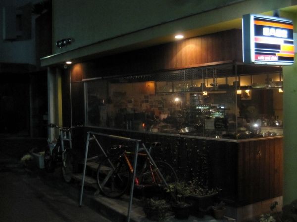 手作りケーキと美味しいコーヒーを落ち着いた雰囲気の夜カフェでまったりと楽しむ 古い町並みの中のお店 Cafe Dish Ease カフェ ディッシュ イーズ 姫路市威徳寺町 姫路グルメ 飲み喰いブログ男ビール塾