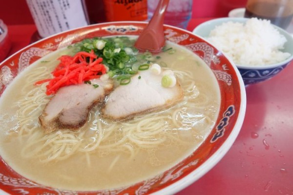 本場長浜ラーメンのラーメン ライスの黄金コンビを楽しめる 地元で人気のカウンター席のみのお店 長浜一番 飾磨店 姫路市飾磨区 姫路グルメ 飲み喰いブログ男ビール塾