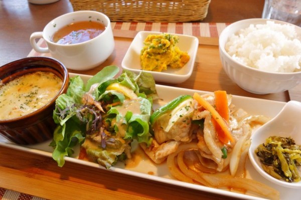 オシャレカフェの手作りおかずが楽しみな日替わりランチを楽しめる 分煙の店内は喫煙派 禁煙派も使いやすいお店 Em Cafe イーエムカフェ 姫路市花田町 姫路グルメ 飲み喰いブログ男ビール塾