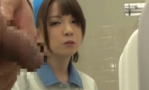 マンコ中出し 放尿姿に欲情した清掃女子がお掃除フェラやハメ撮りで性欲を満たす 変態の宴