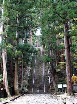 身延山久遠寺 9 287段もある石でできたおそろしく急な階段 菩提梯 一般社団法人 仏教宗学研究会 公式ブログ