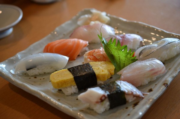 たまにはリッチにお寿司屋さんで昼飯。いえいえ結構リーズナブルなん