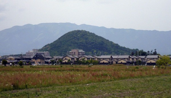 コラム157 春過ぎて 夏きたるらし 白妙の 衣ほしたり 天の香具山の謎 Magical Mystery Nara Tour コラム157 春過ぎて 夏きたるらし 白妙の 衣ほしたり 天の香具山の謎 Magical Mystery Nara Tour
