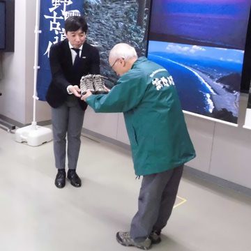 熊野古道保全への協力として 熊野古道語り部友の会に丸紅フットウェアより トレッキングシューズ が寄贈されました 東紀州情報発信ブログ