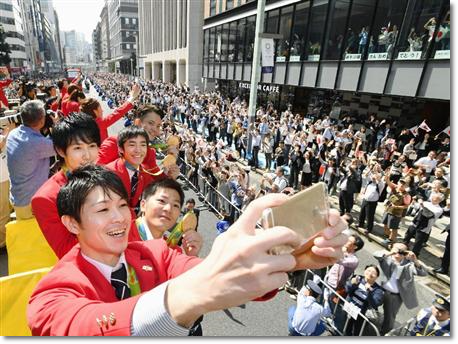 1522 10 7 リオ五輪 パラ合同パレード リオメダリスト８７人が銀座パレード ヒカル こころのブログ 内村航平history