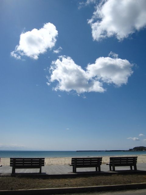 雲がぽっかり 春の空 富来の風景 能登の風景