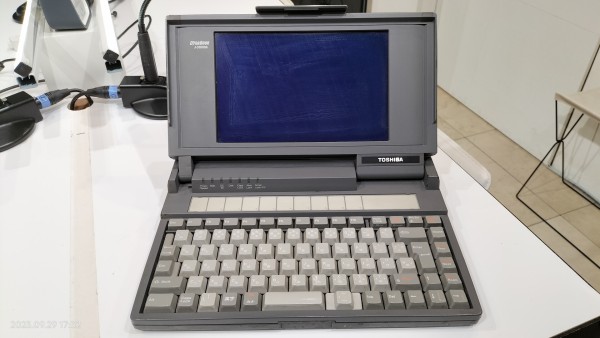 1989/平成1/TOSHIBA/DynaBook/J-3100SS 001モデル/初代ダイナブック/世界初のPC/AT互換機ノートPC/世界初のA4ファイルサイズのノートパソコン/ブックコンピュータ/鈴木亜久里/  : Extinct Media Museum | 絶滅メディア博物館