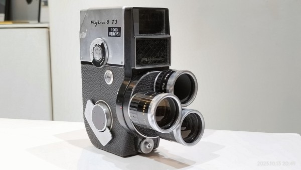 1960/昭和35/FUJICA/Fujica 8 T3/フジカ8T3/3本ターレット型/富士フィルム初の8mmフィルムカメラ/フイルム走行検視窓/ダブル8/  : Extinct Media Museum：絶滅メディア博物館