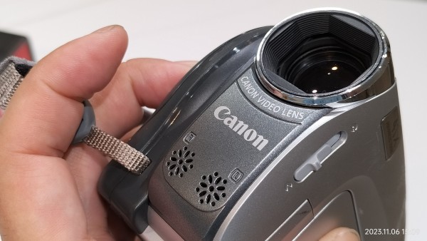 キャノン　IVIS DC300 アイビスビデオカメラ Amazon | Canon DVDビデオカメラ iVIS (アイビス) DC300 iVIS