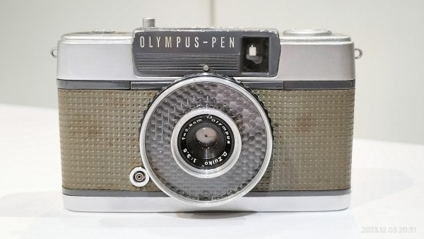 1961/昭和36/OLYMPUS/PEN-EE/オリンパスペンEE/PENシリーズ初代/ハーフサイズカメラ/ : Extinct Media  Museum：絶滅メディア博物館