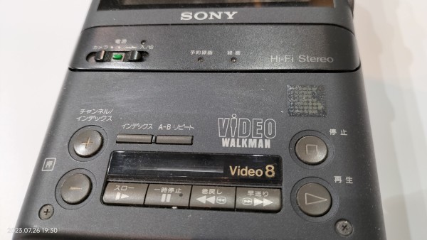 1991/平成3/SONY/GV-500/VIDEO WALKMAN/ビデオウォークマン/8ミリビデオ/TVチューナー内蔵/動態保存機 :  Extinct Media Museum | 絶滅メディア博物館